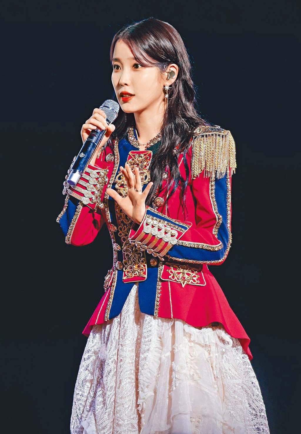 IU形容周六晚演出尾段至周日綵排時，耳朵情況轉差，令她很痛苦。