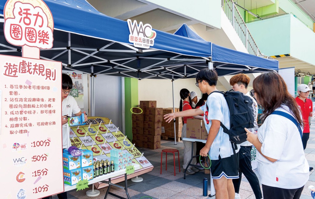 除了緊張刺激的田徑賽事,大會亦聯同多個品牌及合作機構設置互動攤位,以輕鬆方式向入場人士推廣健康生活資訊。 除了緊張刺激的田徑賽事,大會亦聯同多個品牌及合作機構設置互動攤位,以輕鬆方式向入場人士推廣健康生活資訊。