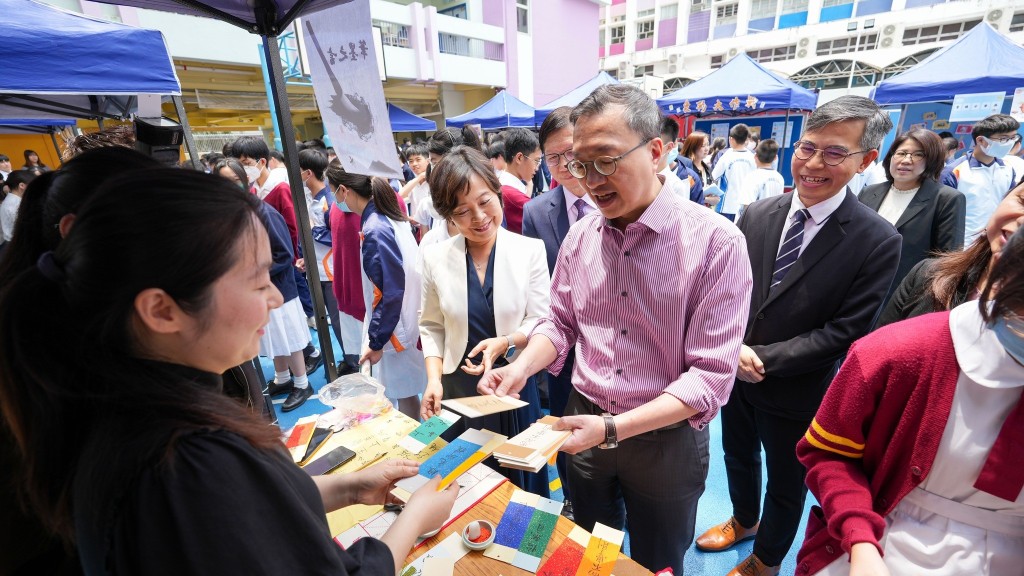 林定国与蔡若莲到学校，参与认识中国文化活动。林定国fb