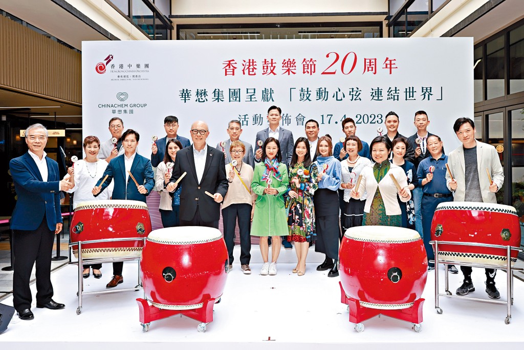 多位嘉賓包括前排左起: 香港中樂團藝術總監兼終身指揮閻惠昌、香港中樂團理事會司庫廖錦興、華懋集團執行董事兼行政總裁蔡宏興、文化體育及旅遊局副秘書長郭黃穎琦、立法會議員鄭泳舜等出席啟動禮。