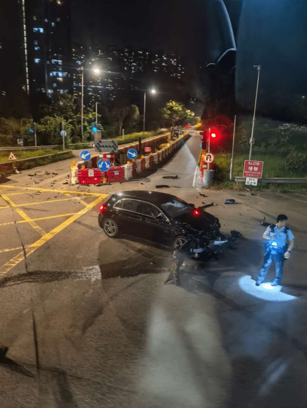 私家車橫亘路中,車頭損毀嚴重。Facebook圖片 私家車橫亘路中,車頭損毀嚴重。Facebook圖片