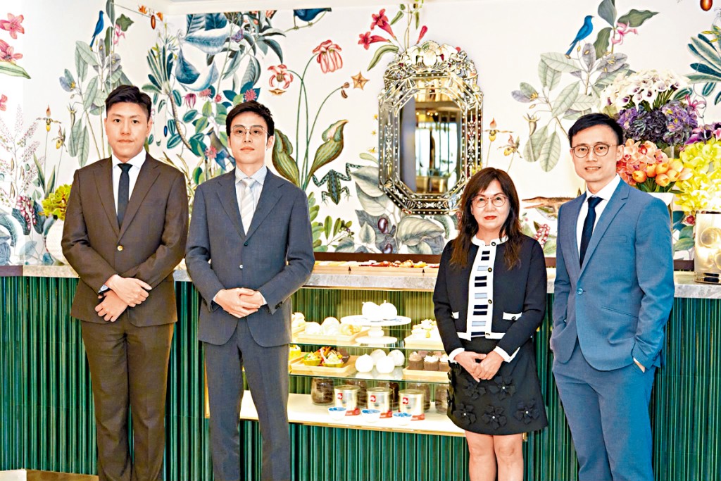 九建陈淑芳（右二）指出，33清水湾快将获预售楼花同意。左一方梓彦、左二陈世杰、右一刘倬江。