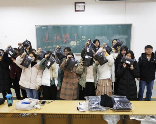 劉麗自資購買28條秋褲,並送給全班同學禦寒。網圖