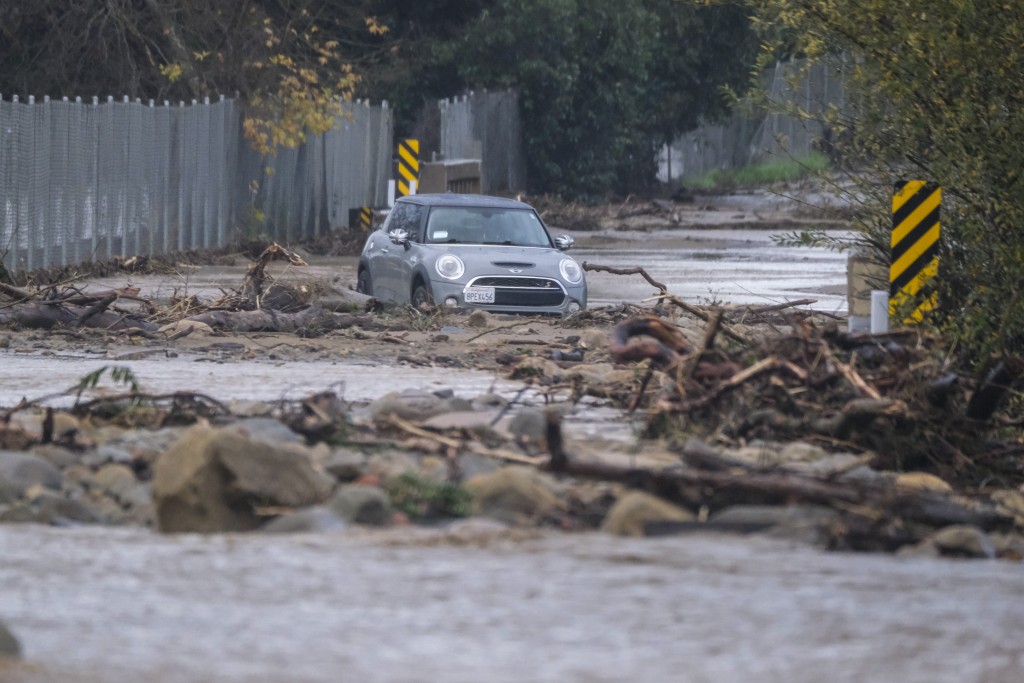 加州風暴引發了洪水和泥石流，加上倒樹令當地不少道路受阻。AP