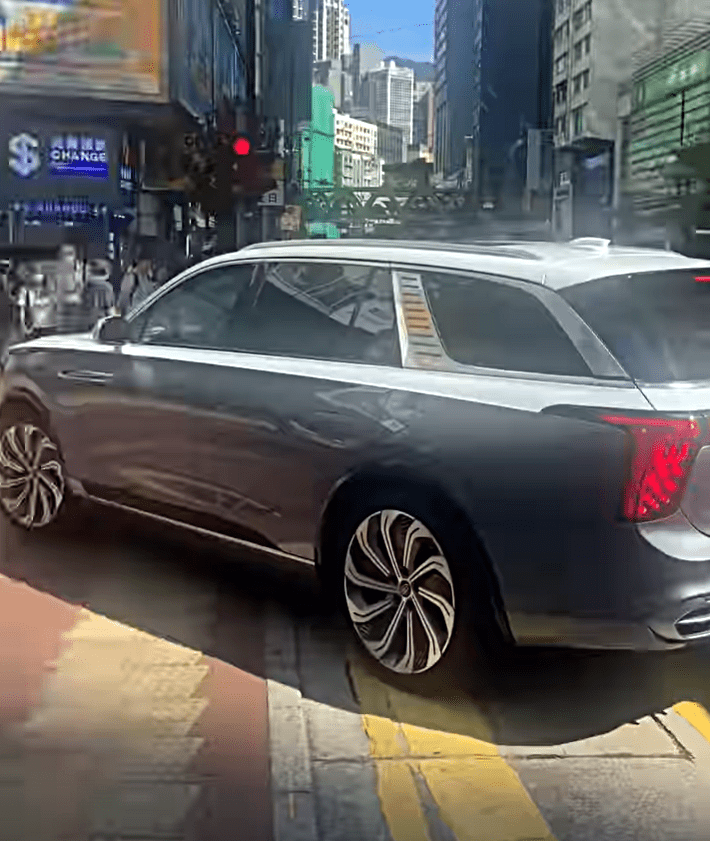 涉事掛中港牌私家車駛上行人路。網圖