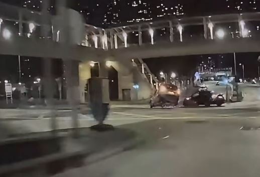 的士（左）一度車底冒出火花，之後橫亘路中。網上影片截圖