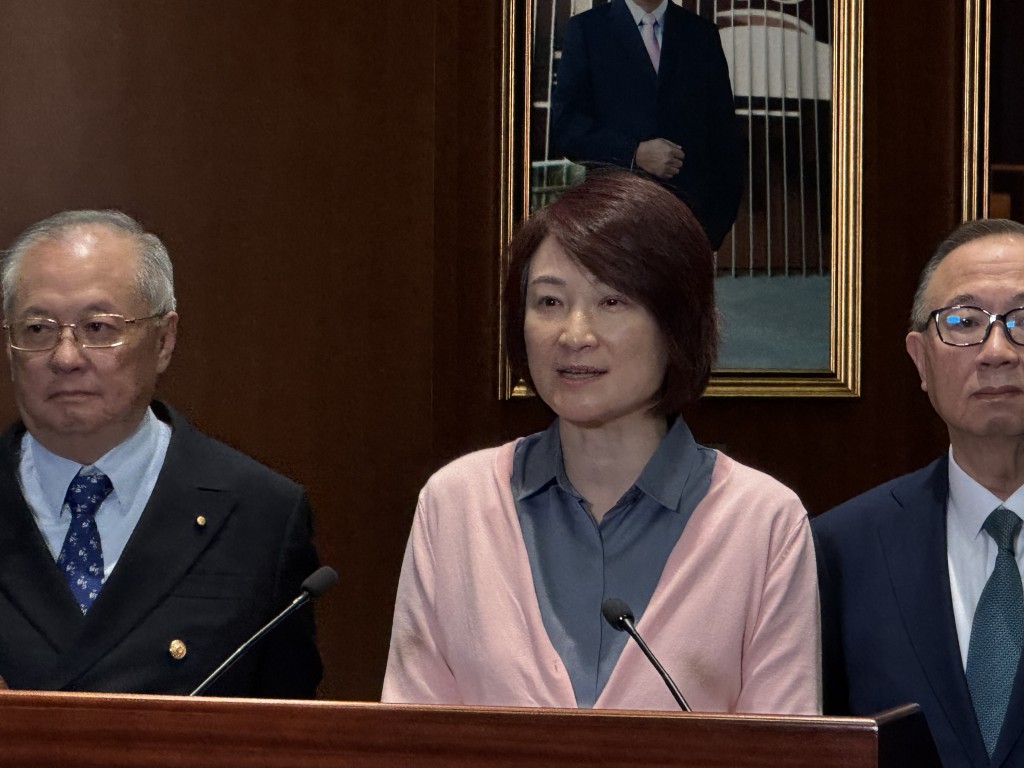 內會主席李慧琼今日(21日)表示,經審慎考慮後,決定撤回議案。郭詠欣攝 內會主席李慧琼今日(21日)表示,經審慎考慮後,決定撤回議案。郭詠欣攝
