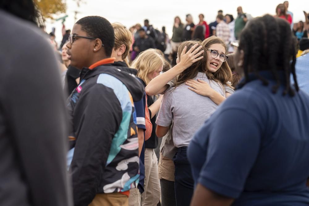 聖路易斯市發生校園槍擊案後，撤離的學生聚集在一起。AP