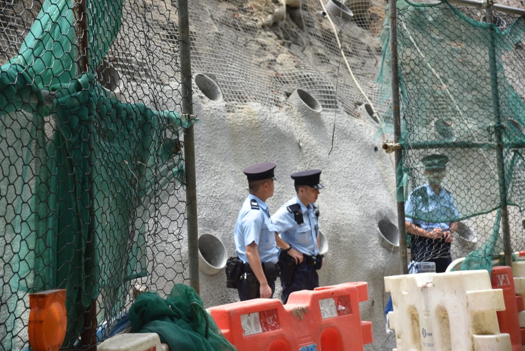 警方在現場調查兩名墮坡男工人受傷原因。