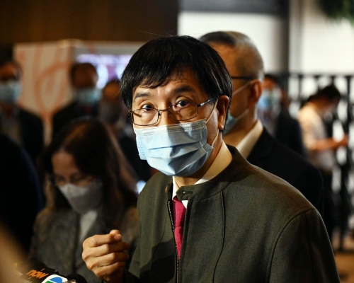 袁國勇指涉事「名潮食館」空氣流動非常低,相信屬短距離空氣傳播引起疫情。