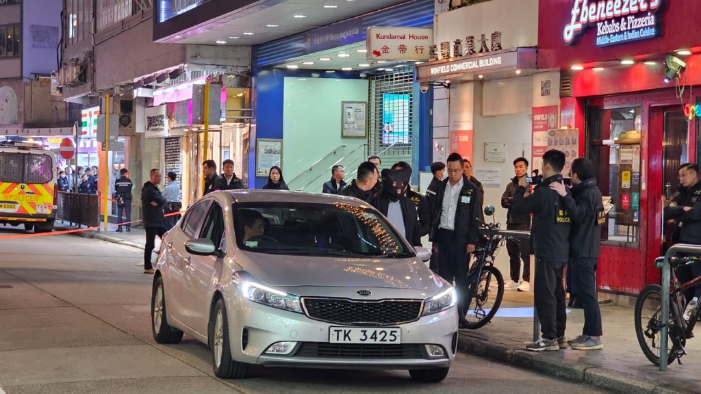 疑犯不斷向警員講述案發情況。徐裕民攝 疑犯不斷向警員講述案發情況。徐裕民攝