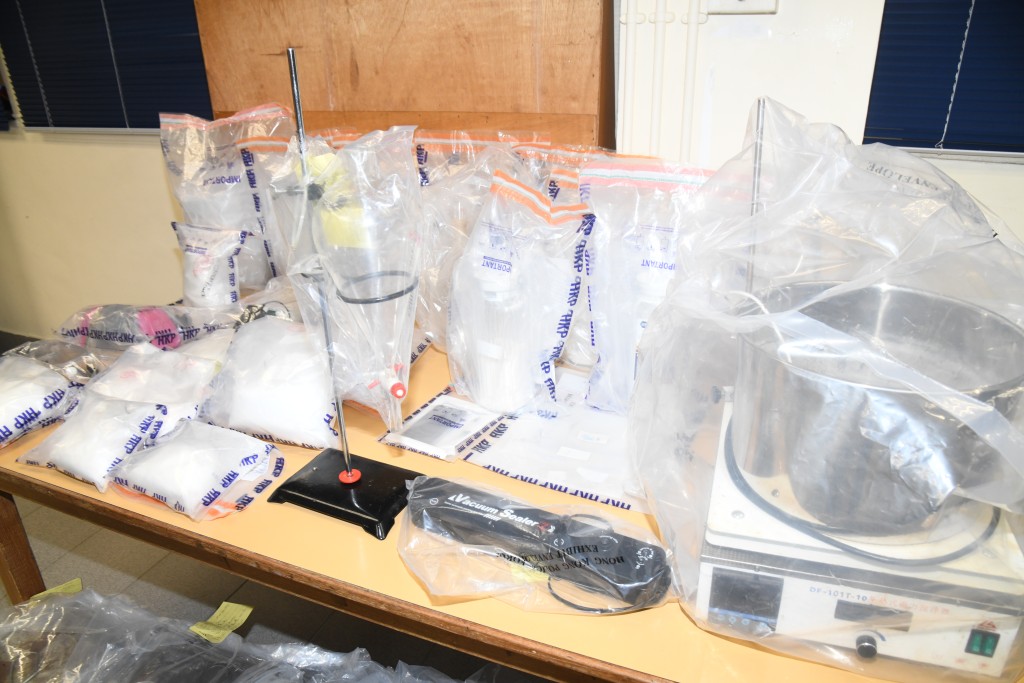 警方檢獲一批未經加工的冰毒原料、不同實驗室級別的製毒工具及2公斤冰毒。
