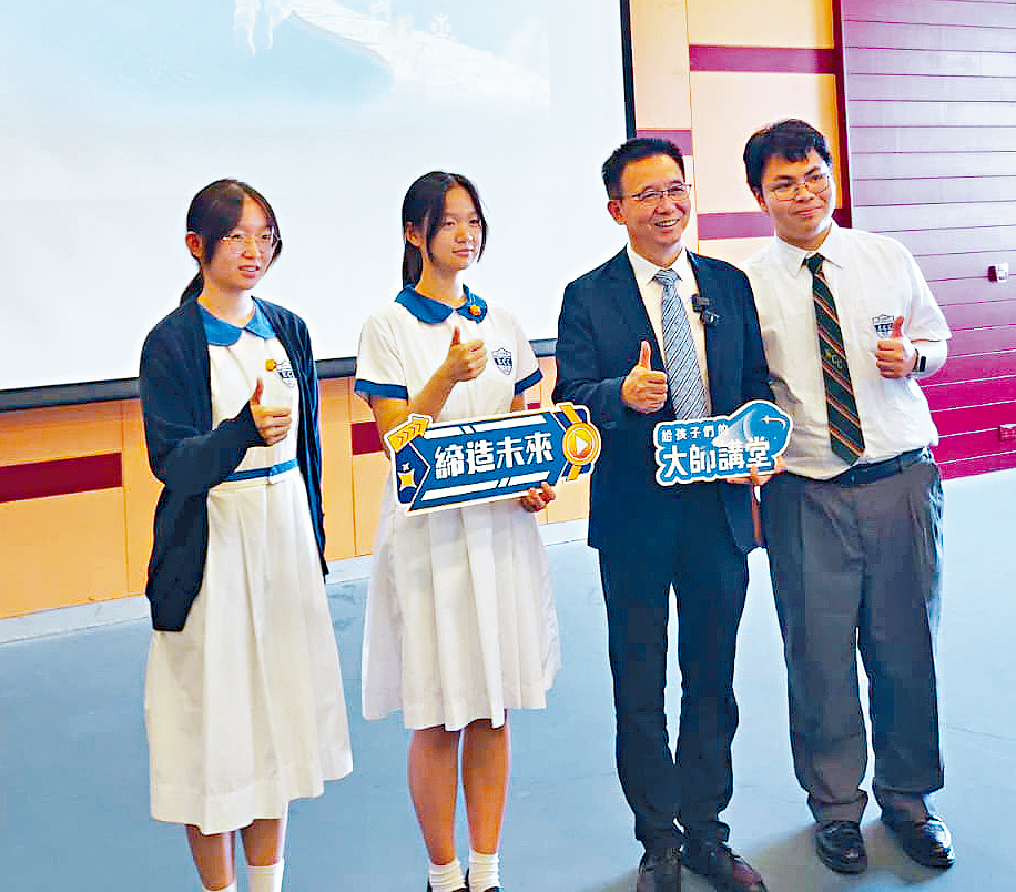 半導體材料專家楊德仁(右二)指中國光伏產業引領全球。 半導體材料專家楊德仁(右二)指中國光伏產業引領全球。