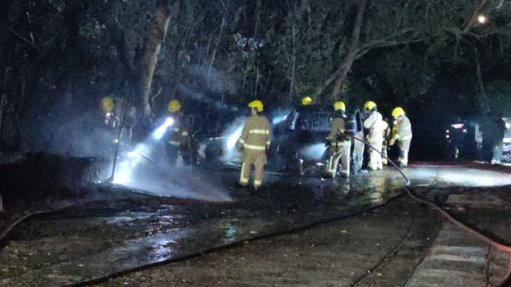 一輛疑似貨VAN和一輛載有密斗小貨車陷火海，消防拖喉灌救。蔡楚輝攝
