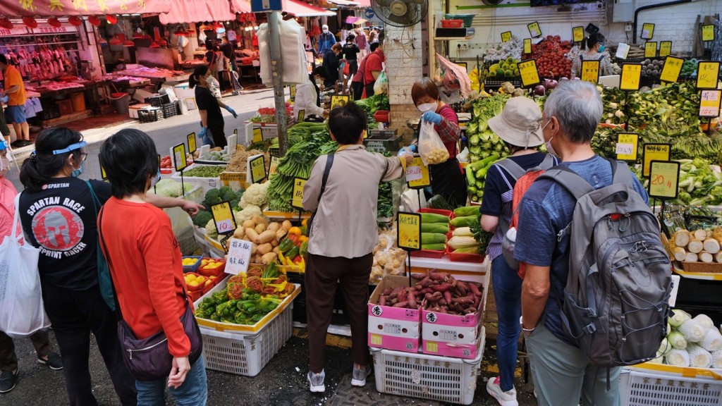 政府發言人表示,昨日由內地進口本港的鮮活食品供應大致平穩,蔬菜、活豬、雞蛋等供應充裕。