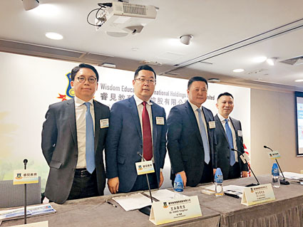 左起：睿見副總裁劉志雄，執行董事王永春，首席運營官李久常，首席財務官吳卓謙。