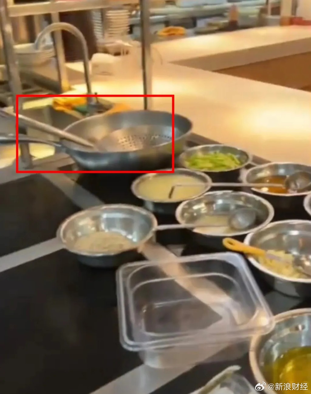 有西貝員工撈地漏殘渣的工具，與煮食用的漏勺很相似。極目新聞