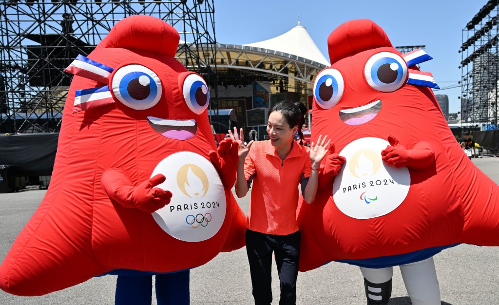 38岁的吴敏霞早前与巴黎奥运会、巴黎残奥会吉祥物合影。