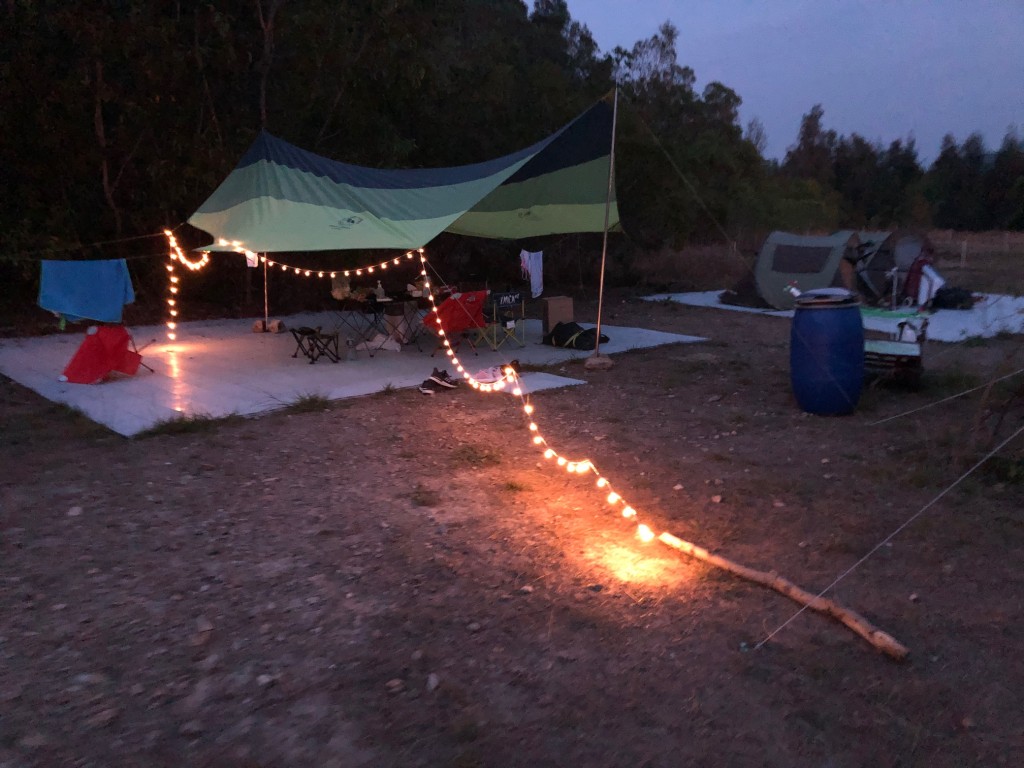 在营地上大家可以装饰帐篷。