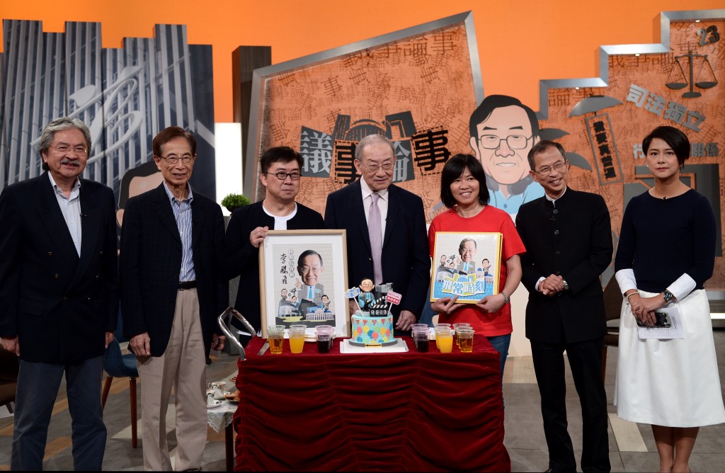李鵬飛(中)主持《議事論事》17年,於2018年榮休。資料圖片