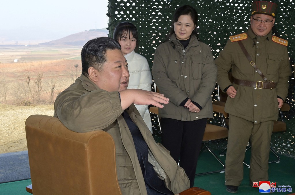 李雪主及女兒陪伴金正恩觀看洲際導彈試射。REUTERS