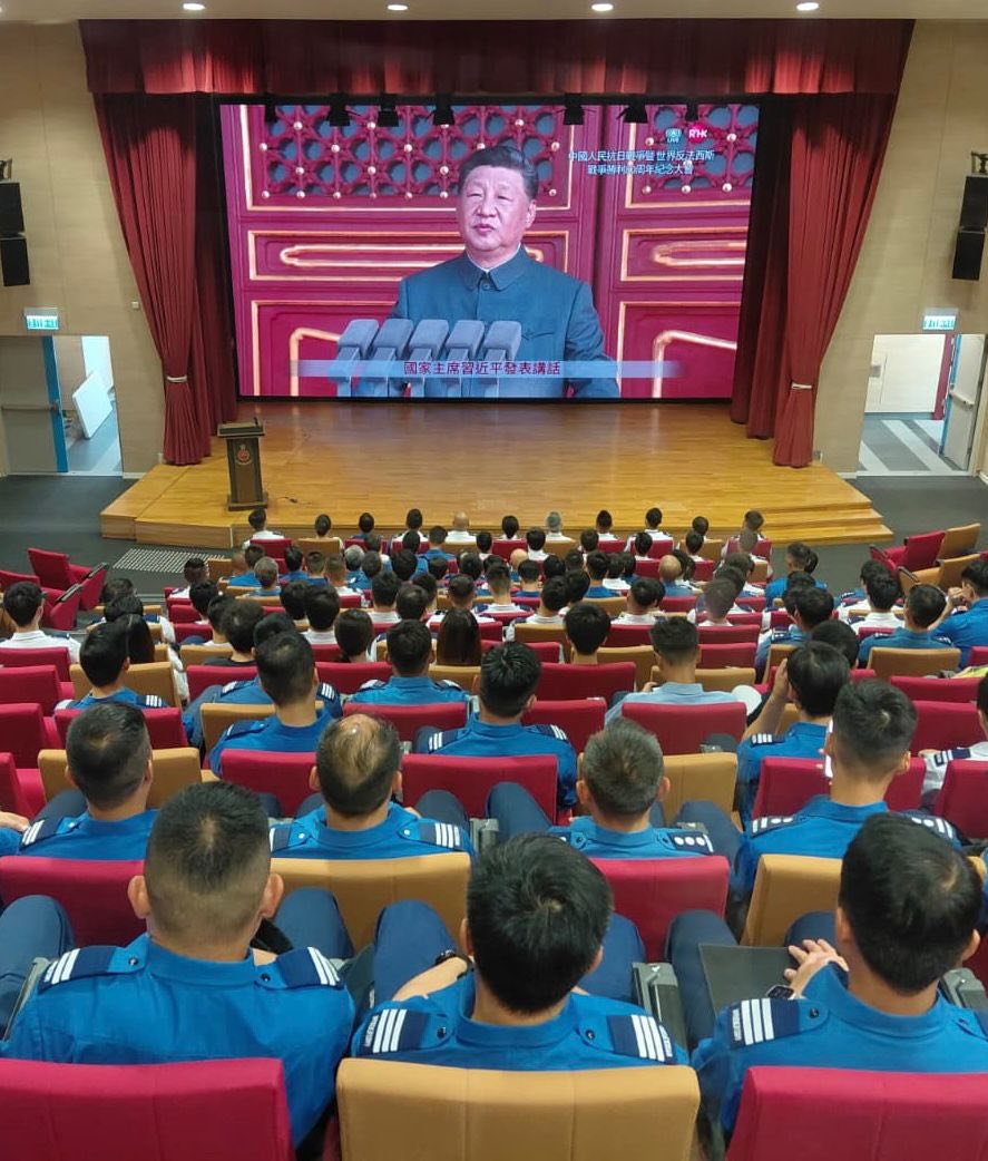 消防處部門人員在不同地點透過電視直播觀賞閱兵儀式。消防處FB圖片