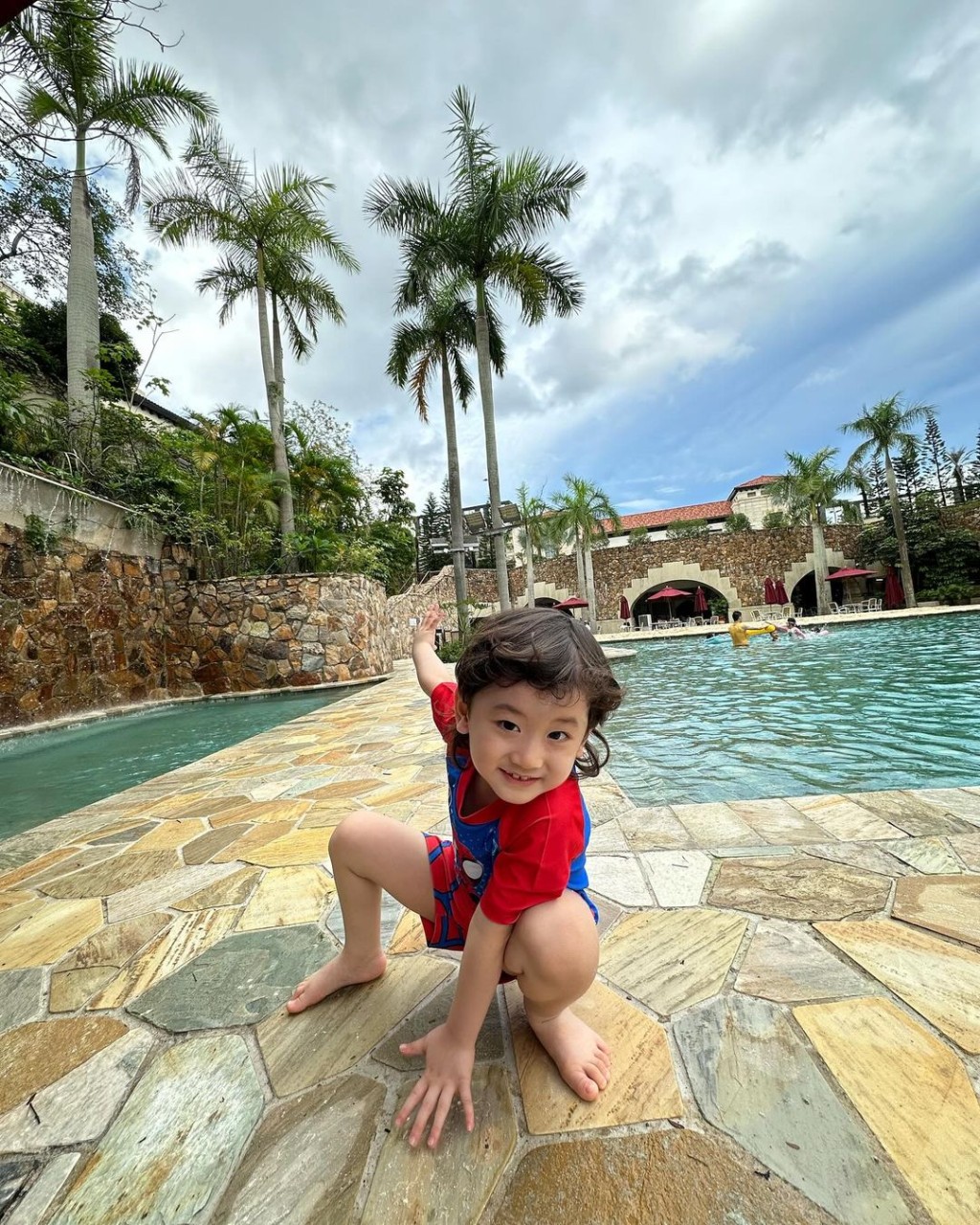 今日（11日）陈山聪在囝囝的IG分享昨日的开心行程，穿上蜘蛛侠泳衣的Jaco先在泳池边摆出蜘蛛侠的招牌甫士。