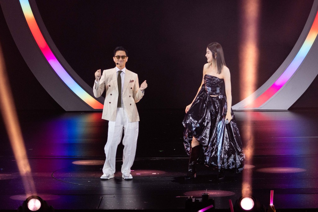 上月陳慧琳邀請影帝張家輝登台，合唱經典歌曲《眼睛想旅行》。