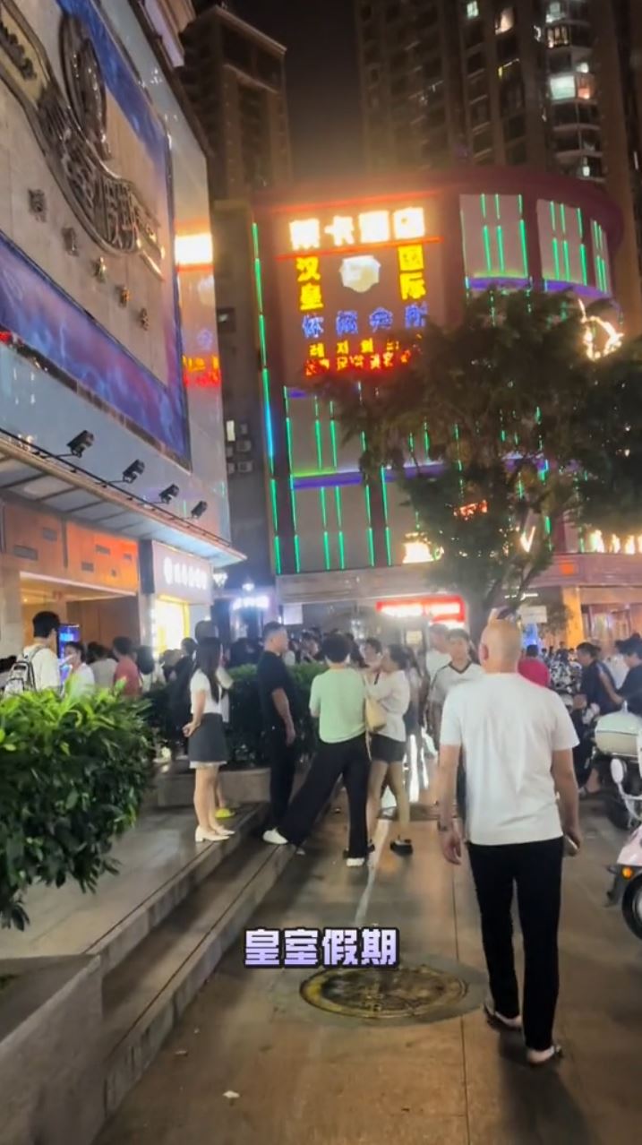 连续两日有大批“皇室假期”员工在公司门外示威追薪。抖音