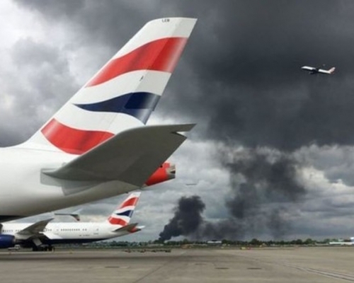 英國倫敦希斯洛機場附近發生爆炸,黑煙直竄天際。(網圖)
