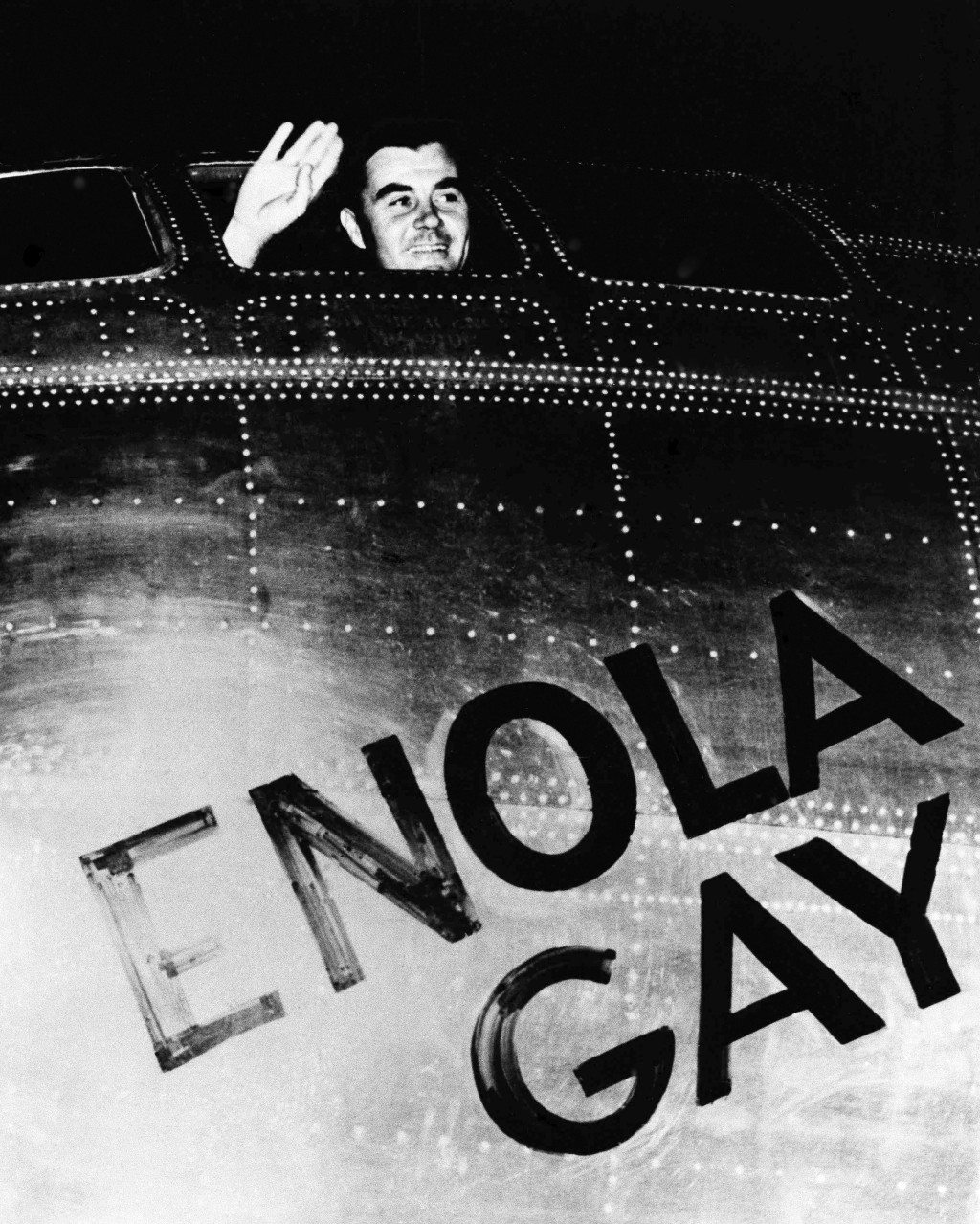 1945年8月6日「阿諾拉·蓋伊號」從天寧島起飛。 美聯社