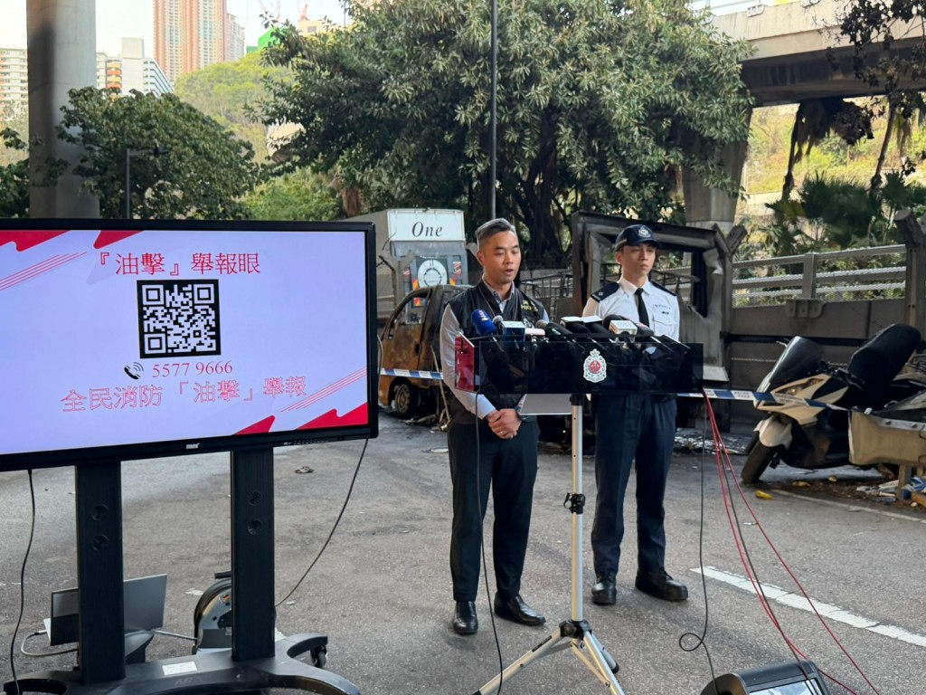 消防處助理消防區長(危險品執法)黃文健(左)及青衣分區軍裝巡邏小隊第三隊督察任傑峰(右)交代案情。 消防處助理消防區長(危險品執法)黃文健(左)及青衣分區軍裝巡邏小隊第三隊督察任傑峰(右)交代案情。