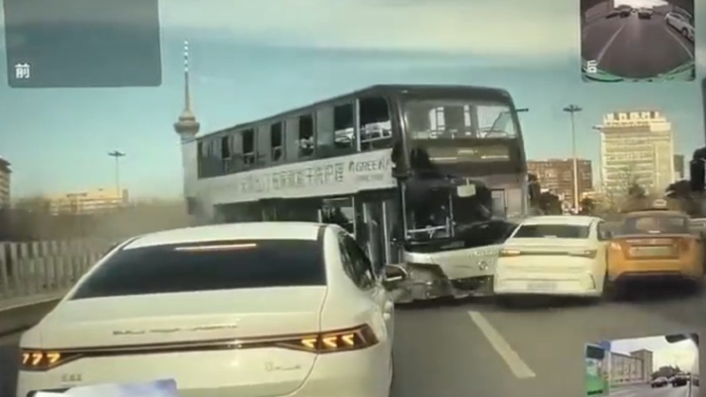 双层巴士失控越栏撞向2私家车。影片截图