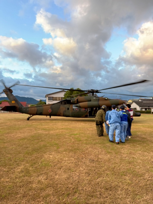 防衛省出動直升機等轉運病患者。ModJapan_saigai@X