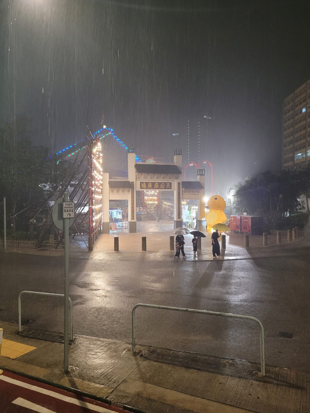 本港多區在黃雨期間橫風橫雨。網上圖片