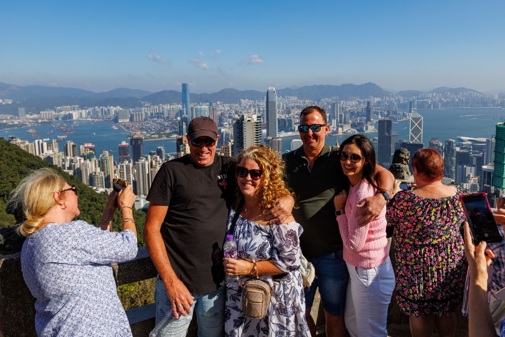 到访香港的海外马迷不单欣赏赛事，更会游览香港不同景点，包括山顶。