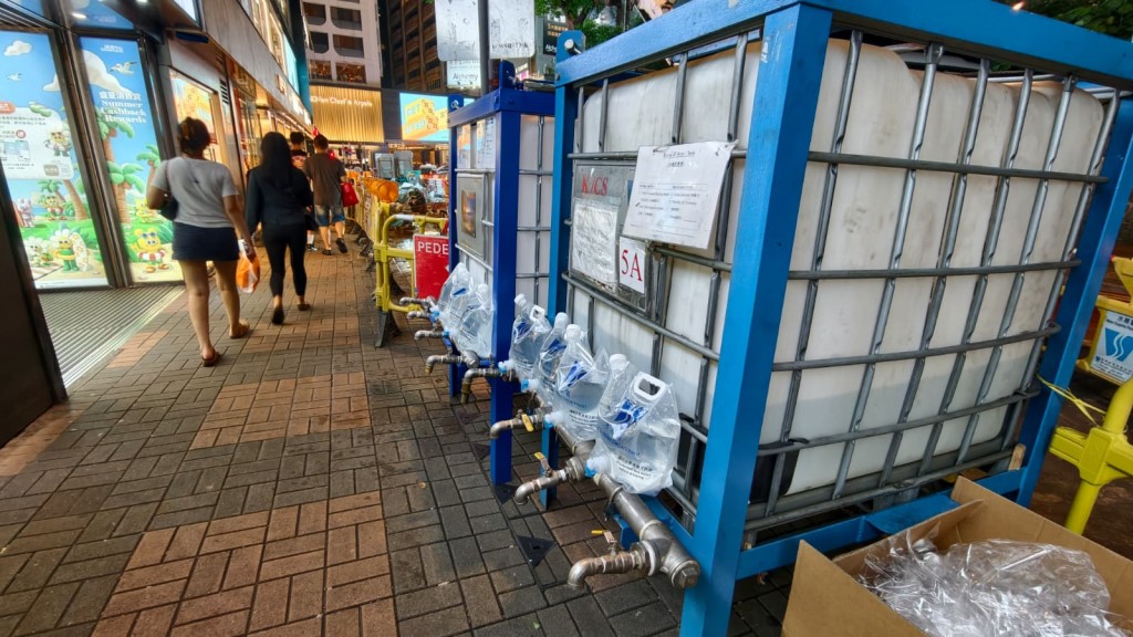 水務署在場放置4架水車及10多個水箱，供有需要市民及商戶應急。黃文威攝
