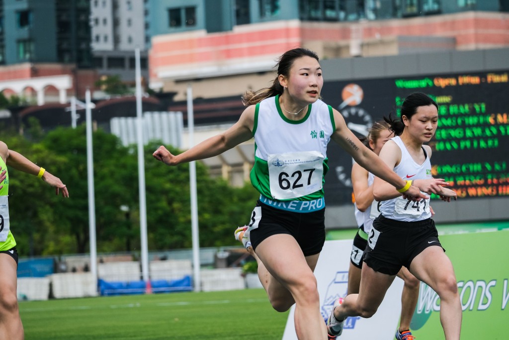 梁筠宜于女子100米公开组以12秒09封后。相片由香港田径总会提供