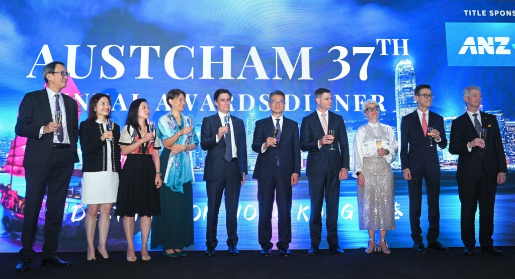 財政司司長陳茂波(左六)去年出席香港澳洲商會37周年頒獎晚宴,右二為商會主席張建明。 財政司司長陳茂波(左六)去年出席香港澳洲商會37周年頒獎晚宴,右二為商會主席張建明。