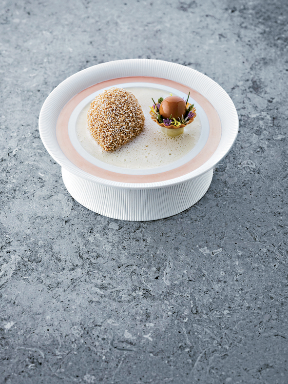 鲜香弹牙，轻盈吸引，精致而独特的鹌鹑疏乎厘菜式。