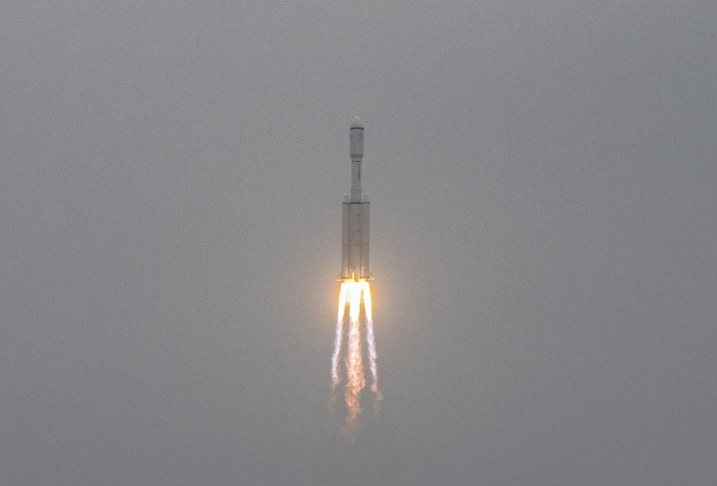探月工程四期鵲橋二號中繼衛星由長征八號遙三運載火箭在中國文昌航天發射場成功發射升空。  新華社