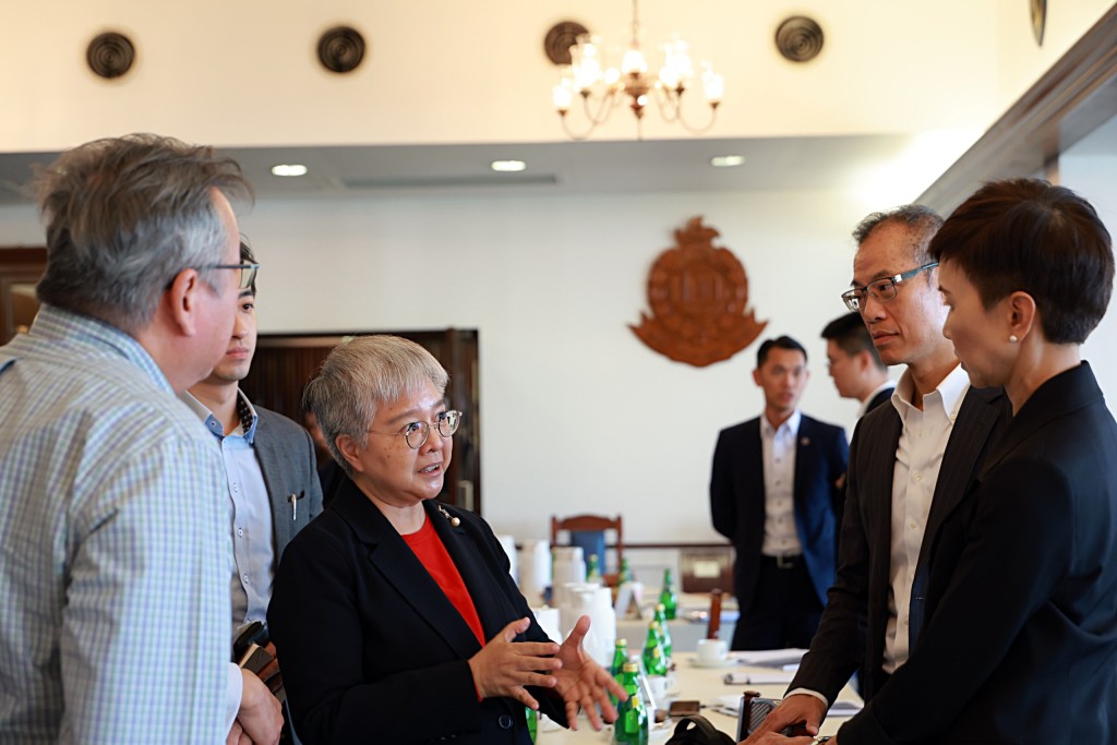 「顧問小組」主席葉雲龍(左一) 主持會議時指出,政府需強化政策引導,完善低空經濟相關法規框架。 「顧問小組」主席葉雲龍(左一) 主持會議時指出,政府需強化政策引導,完善低空經濟相關法規框架。