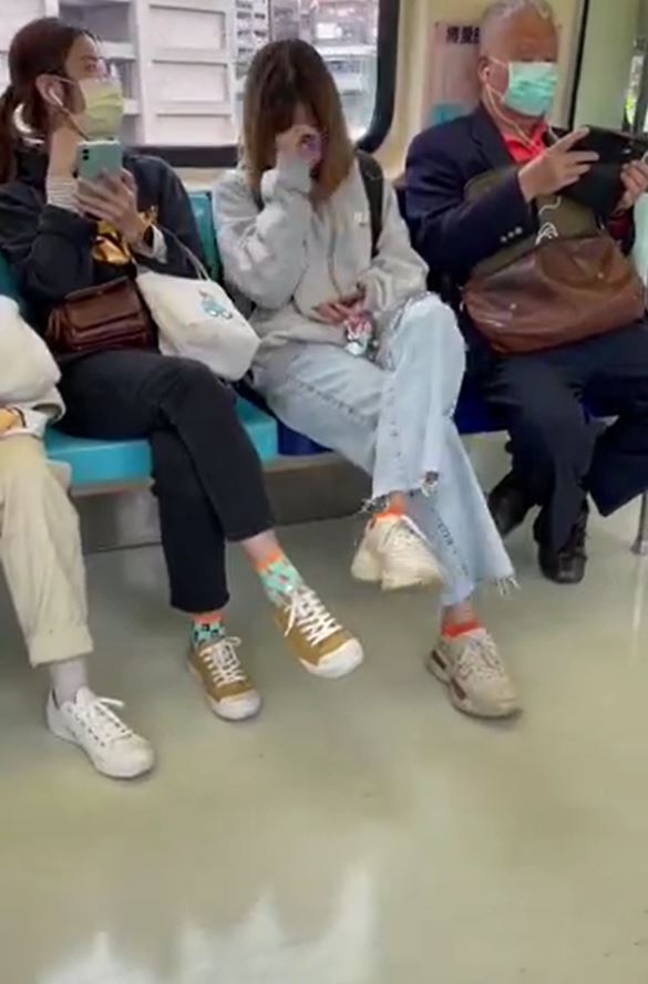 台湾阿伯搭捷运耳机没插「看A片」，旁边正妹尴尬到不行。