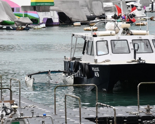 水警輪拖走肇事雙體帆船。