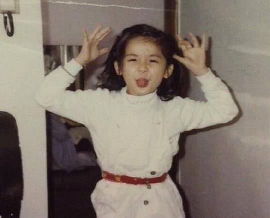 有網民又分享蔡卓妍的童年照。