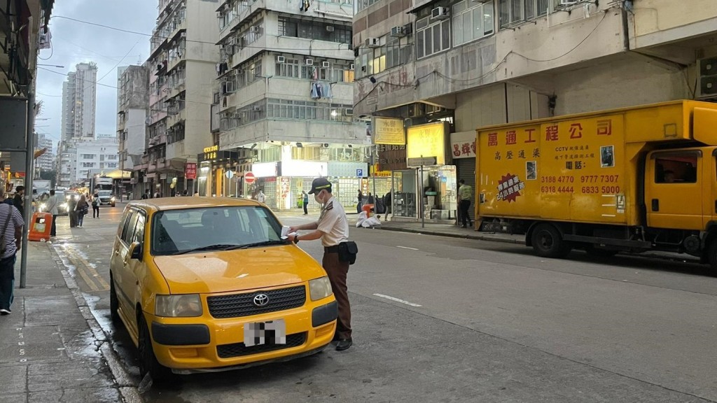 警聯同食環油麻地打擊阻街及交通違例。警方圖片