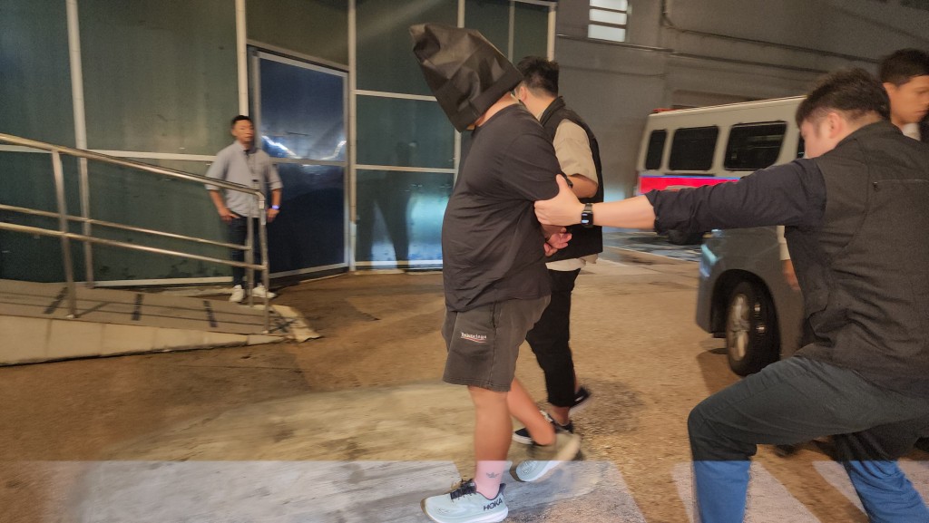被捕的30歲姓蘇內地男子將被通宵扣查。 被捕的30歲姓蘇內地男子將被通宵扣查。