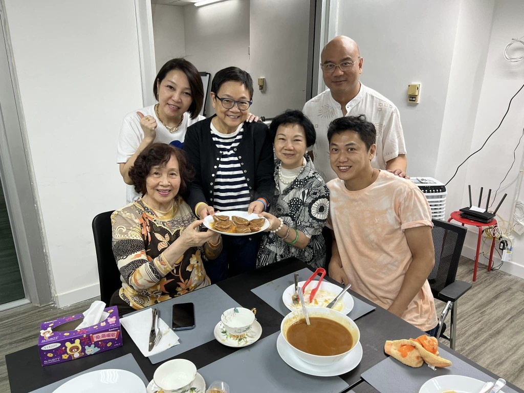 資深傳媒人汪曼玲（左三）前晚貼出與鍾叮噹（左四）飯聚的照片。