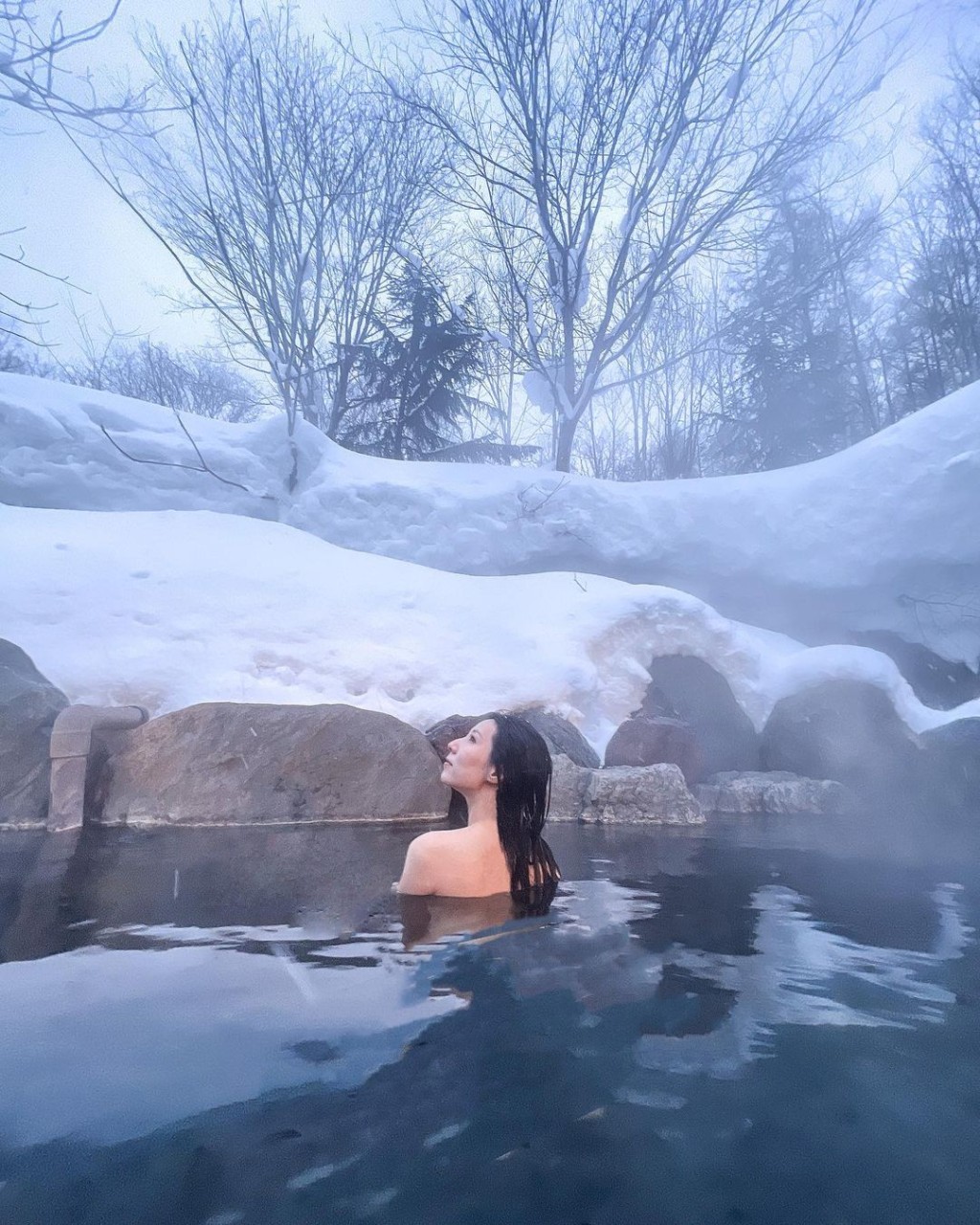 譚嘉儀滑完雪去了浸溫泉，仲一邊浸一邊砌雪人。