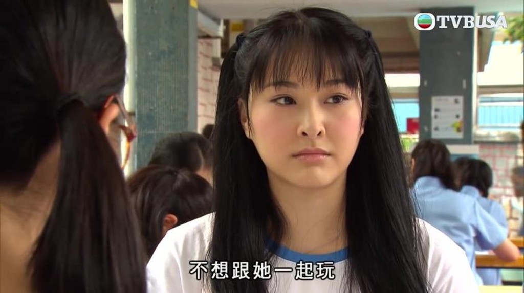 現年32歲的陳瀅自出道以來已在社交平台有大量fans，長相甜美再加完美身段，經常大派性感福利圖，令她未在劇集有突破已經早就成為最強人氣的TVB小花。其實陳瀅是模特兒出身，跟《美麗戰場》中許多女角出身自港姐不同，她的第一部劇已經是2013年的TVB重頭劇《女人俱樂部》，在劇中飾演年輕版李若彤，有一班師姊帶住，令陳瀅第一部劇已經受到關注。